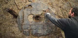 Illustration for article titled This Perfectly Preserved 3,000-Year-Old Wheel Has Been Dug Up in the UK